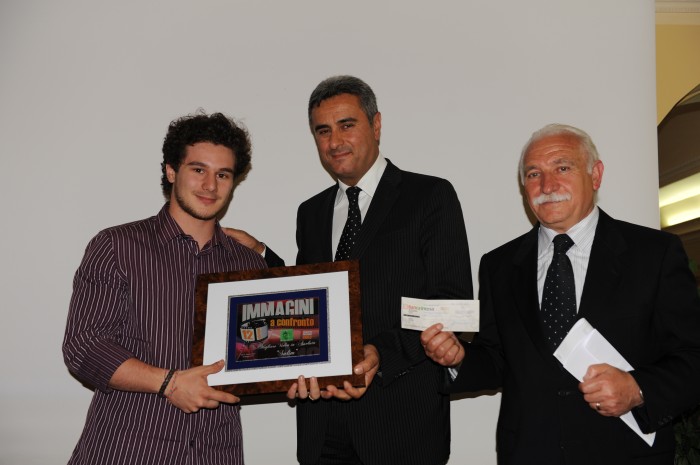 Immagini a confronto 2010 XXII Edizione - Tommaso Landucci con il suo SALIM premiato dal presidente Franco Marcianò e dal sindaco Rocco La Valle 